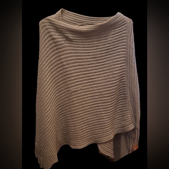 Grey Knit Shawl With Fringe - Picture 3 of 4